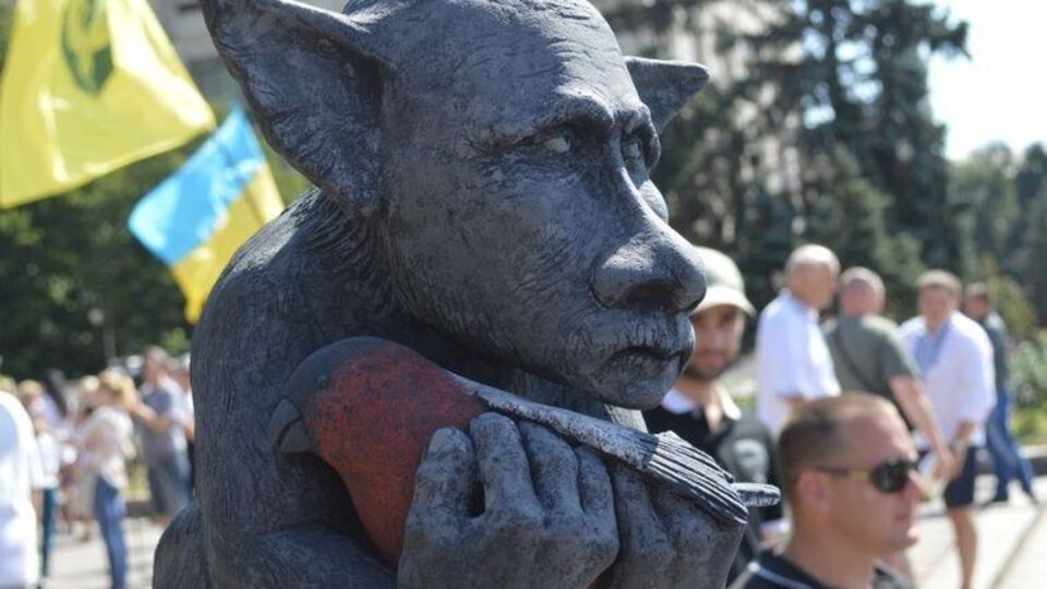 В Запорожье открыли памятник Путину с "замученным снегирем". Фоторепортаж