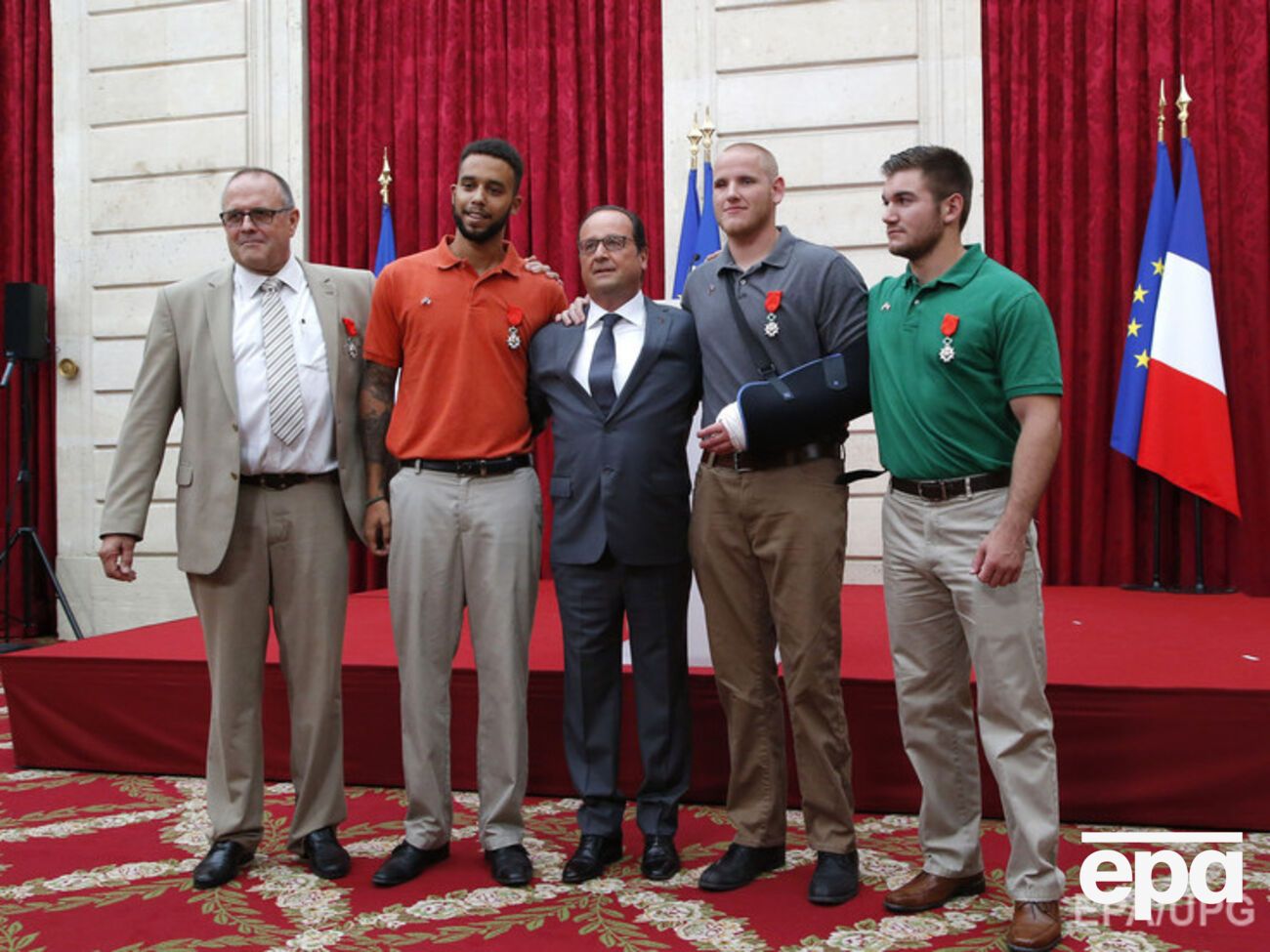 Проявившим героизм мужчинам вручили орден Почетного легиона