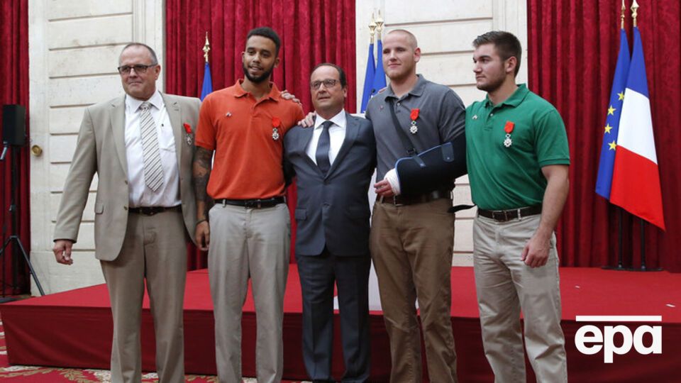 Проявившим героизм мужчинам вручили орден Почетного легиона