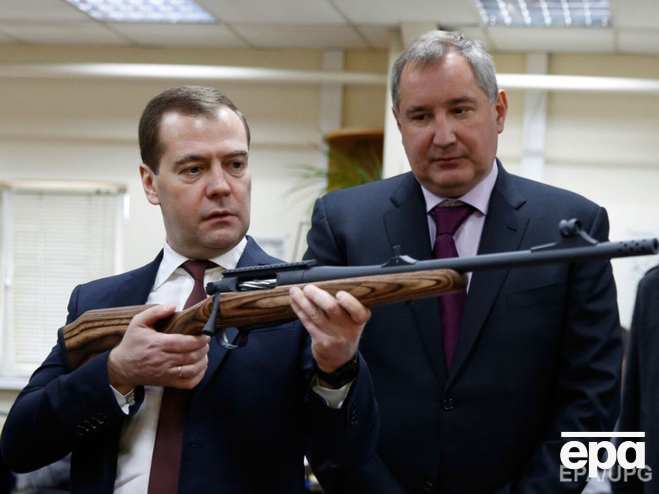 Российский вице-премьер Дмитрий Рогозин недипломатично пошутил в ответ на протест Токио по поводу поездки на Курилы главы российского правительства Дмитрия Медведева