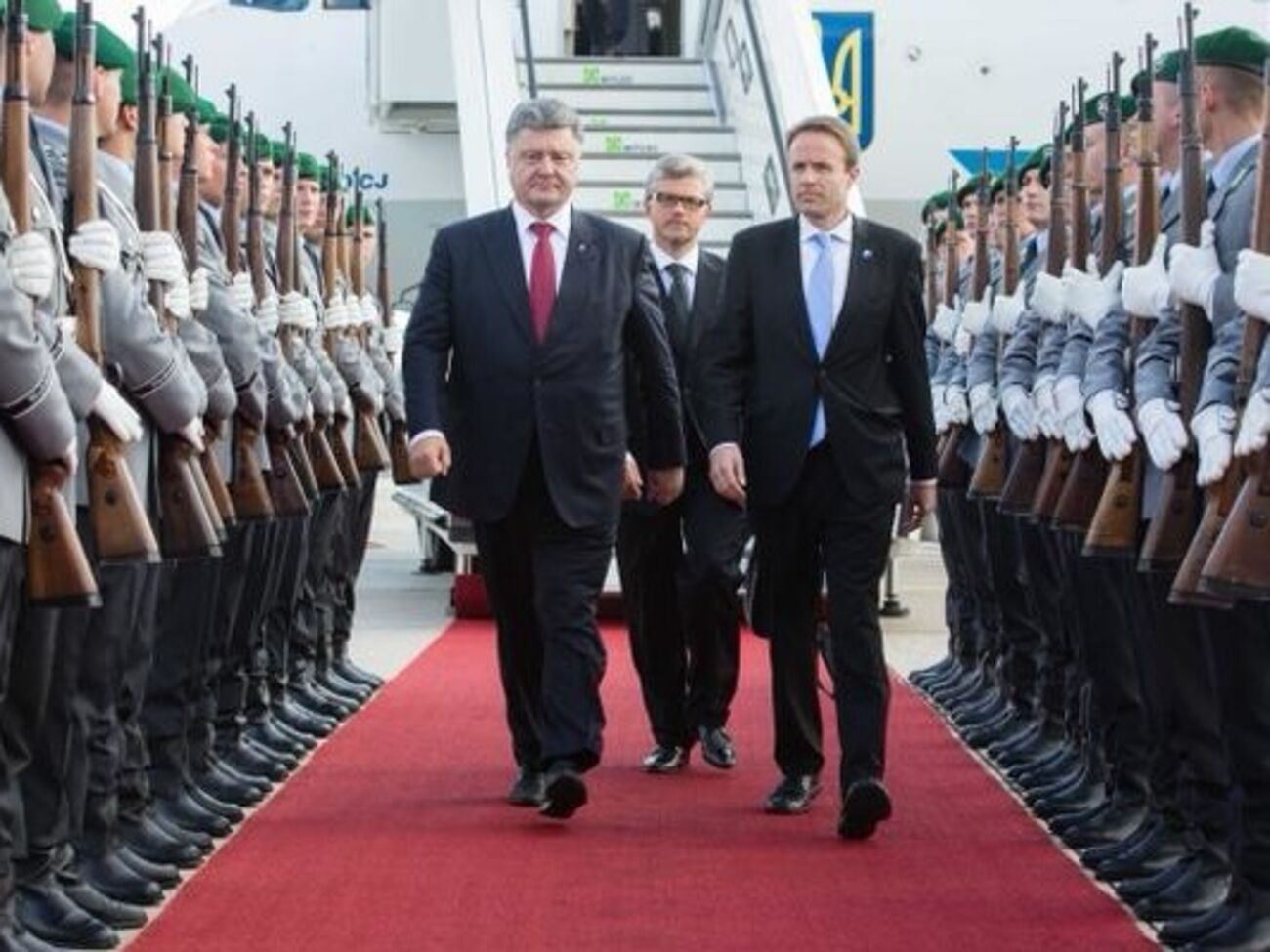 Петр Порошенко прибыл в Берлин и начал встречу с Ангелой Меркель и Франсуа Олландом