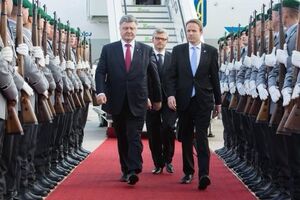 Петр Порошенко прибыл в Берлин и начал встречу с Ангелой Меркель и Франсуа Олландом