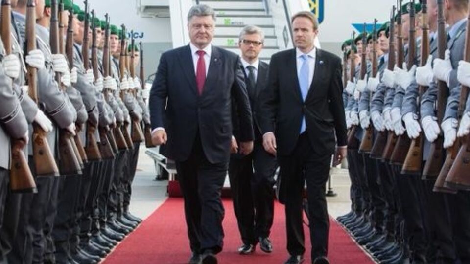 Петр Порошенко прибыл в Берлин и начал встречу с Ангелой Меркель и Франсуа Олландом