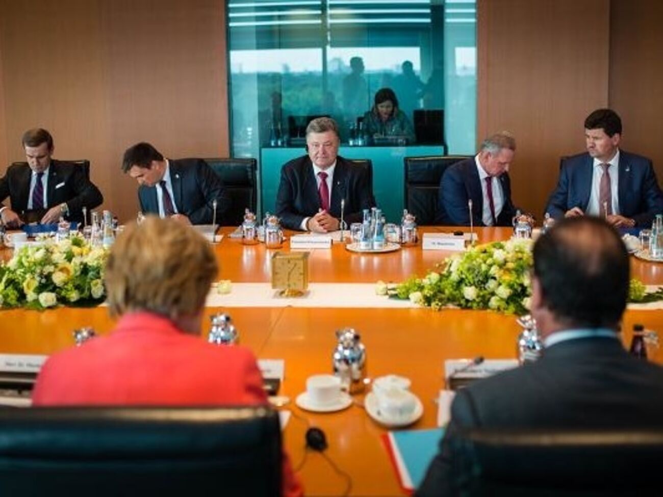 Петр Порошенко рассказал, что с Ангелой Мерукель и Франсуа Олландом обсудил проведение боевиками Донбасса незаконных выборов