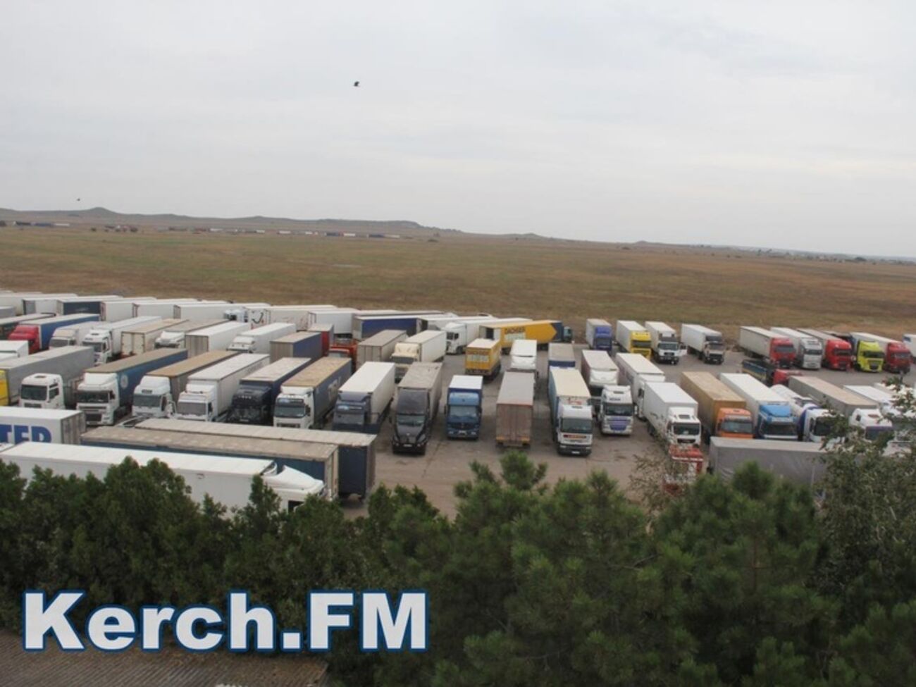 Возле паромной переправы в Керчи скопились огромные очереди из автомобилей