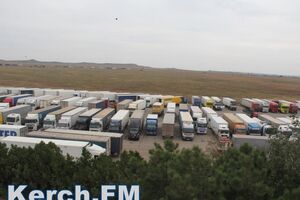 Возле паромной переправы в Керчи скопились огромные очереди из автомобилей