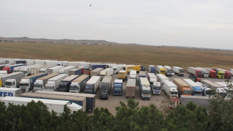 Возле паромной переправы в Керчи скопились огромные очереди из автомобилей