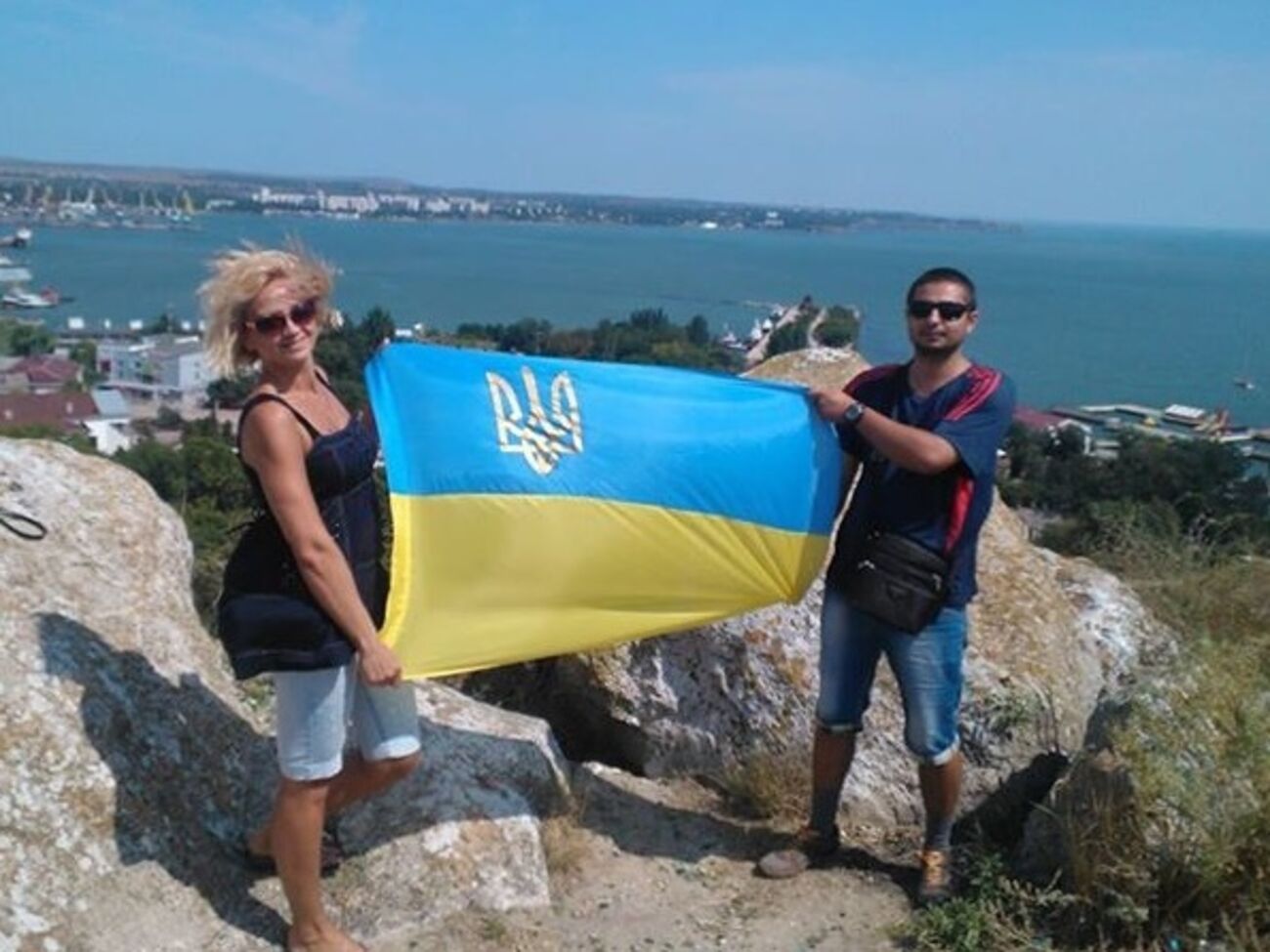 За фото с украинским флагом в Крыму один из парней сел на 15 суток, другой &ndash;&nbsp;&nbsp;заплатит штраф, девушка ждет решения суда.