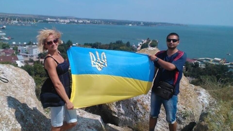 За фото с украинским флагом в Крыму один из парней сел на 15 суток, другой – заплатит штраф, девушка ждет решения суда.