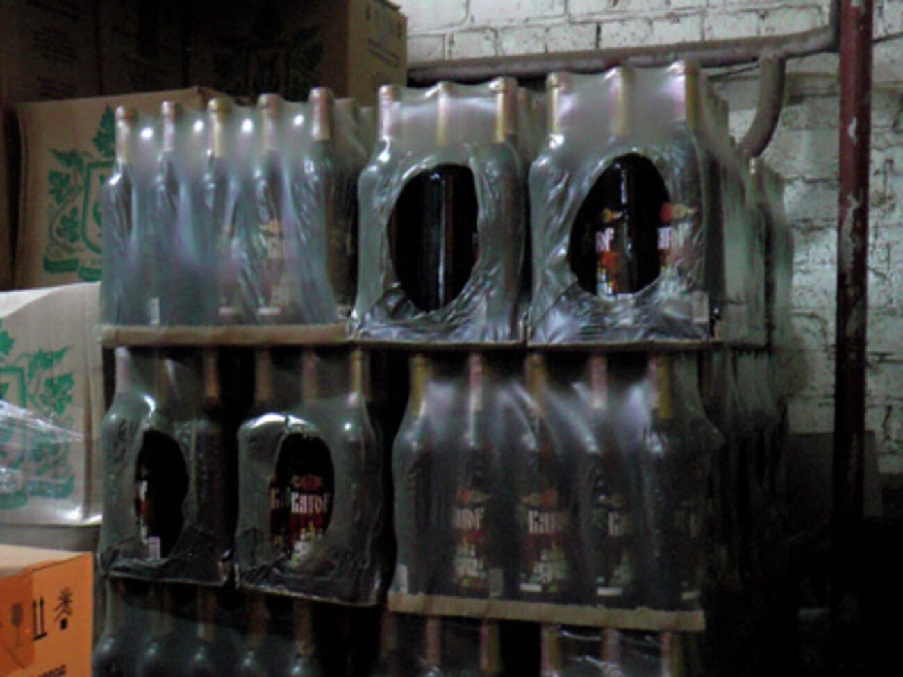 Почти 19 тыс. бутылок вина с поддельными акцизными марками хранились на складе в Херсоне