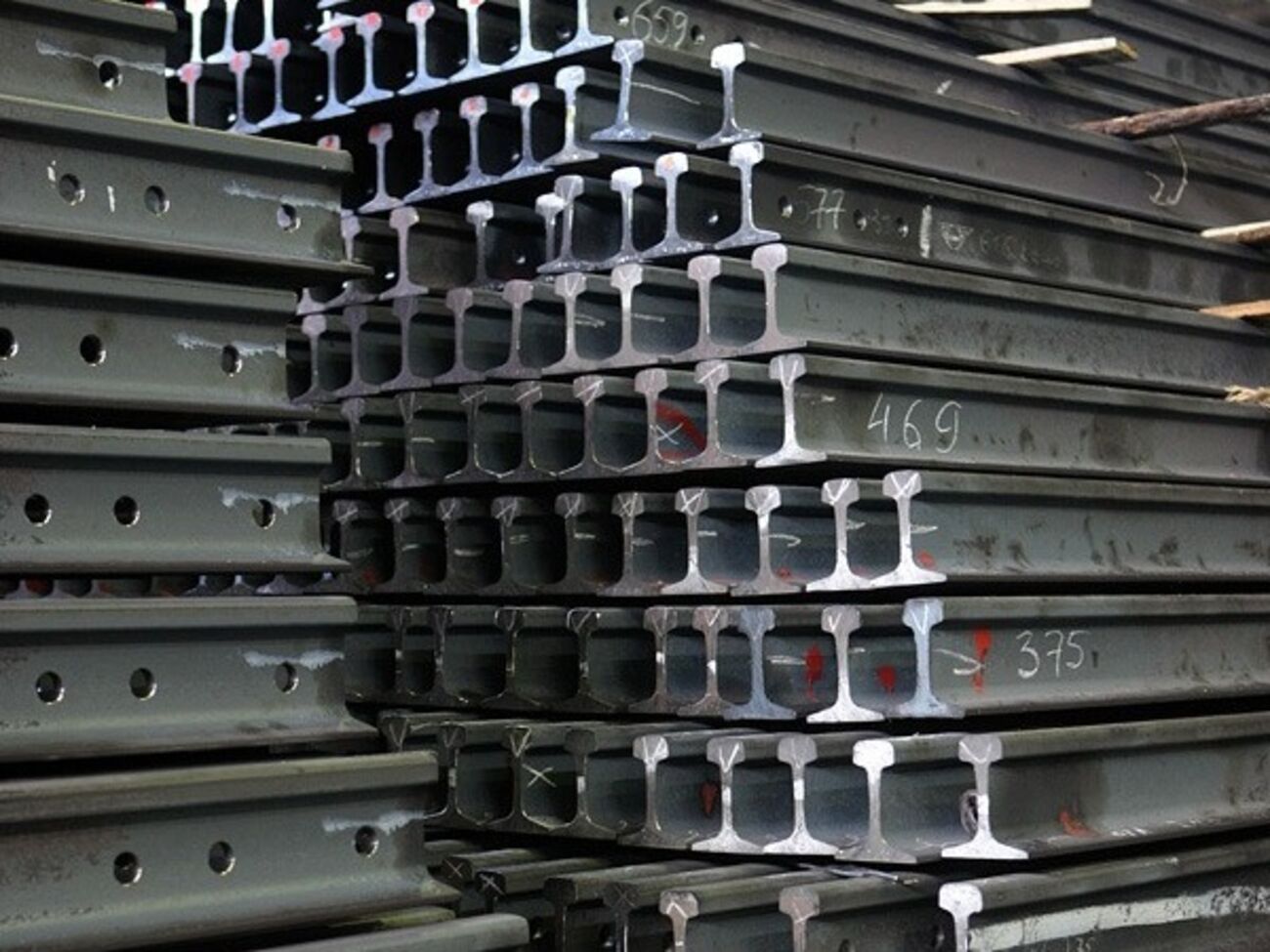 Бывшие должностные лица железной дороги продавали рельсы и шпалы из мобрезерва