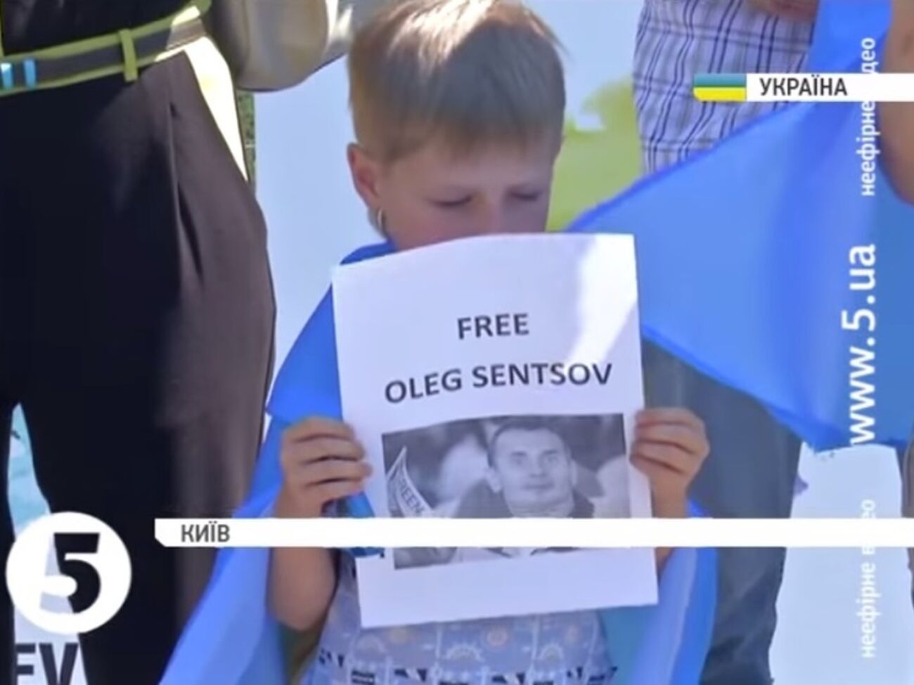 Один из участников акции под российским посольством