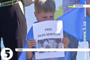 Один из участников акции под российским посольством