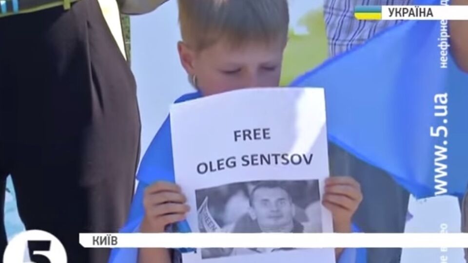 Один из участников акции под российским посольством