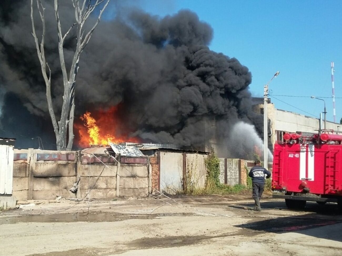 На месте пожара работают 84 спасателей и 19 единиц техники