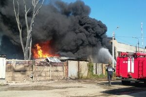 На месте пожара работают 84 спасателей и 19 единиц техники