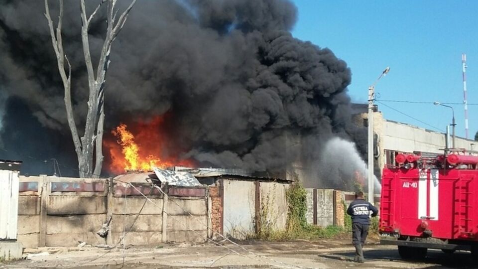 На месте пожара работают 84 спасателей и 19 единиц техники