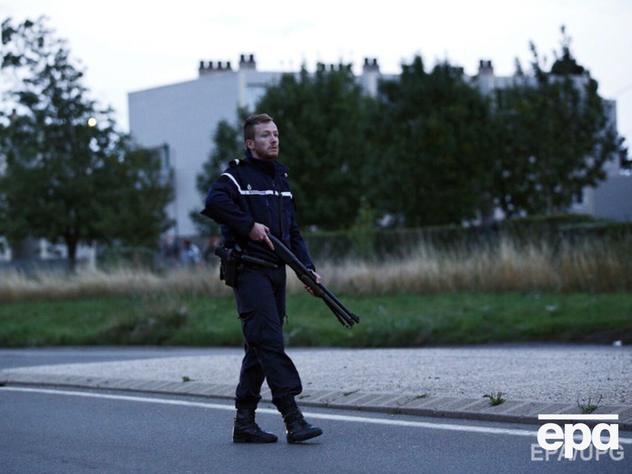 В результате стрельбы пострадали два полицейских, позже один скончался в больнице