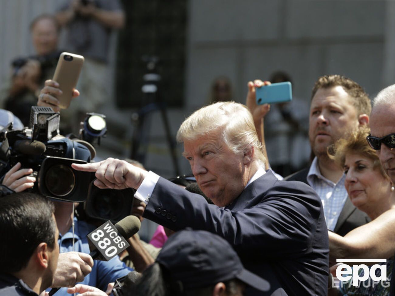 Трамп несколько раз не давал журналисту задать вопрос