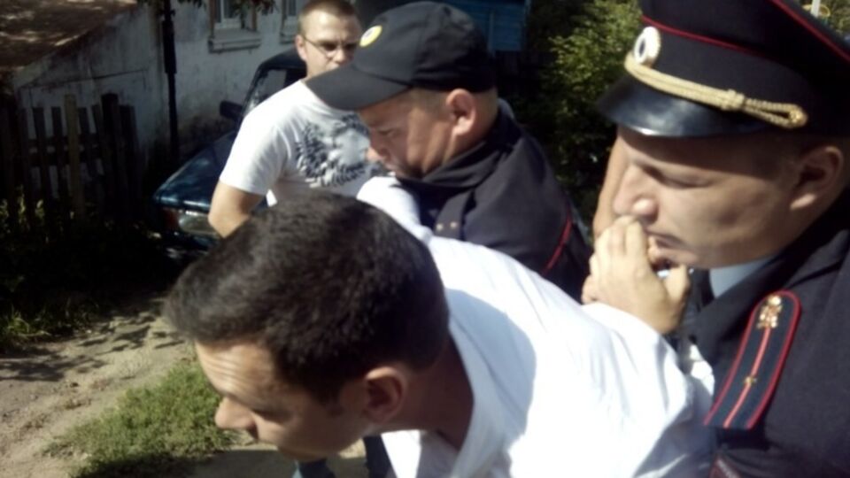 Олега Яшина задержали и отвезли в отдел полиции