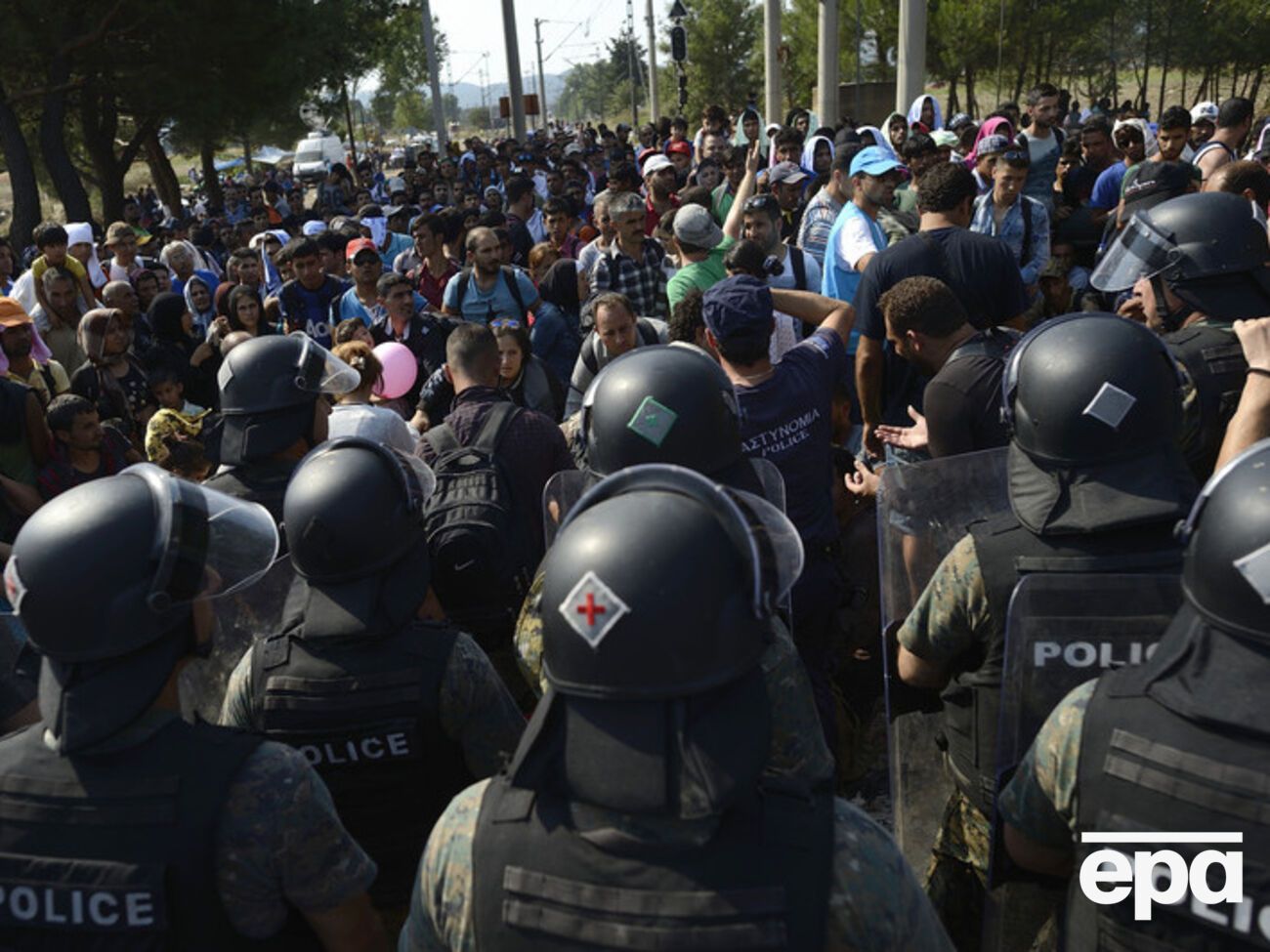 Беженцы пытаются пересечь сербско-венгерскую границу
