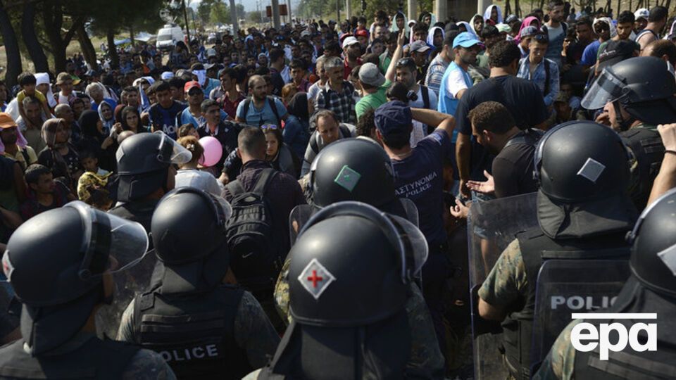 Беженцы пытаются пересечь сербско-венгерскую границу