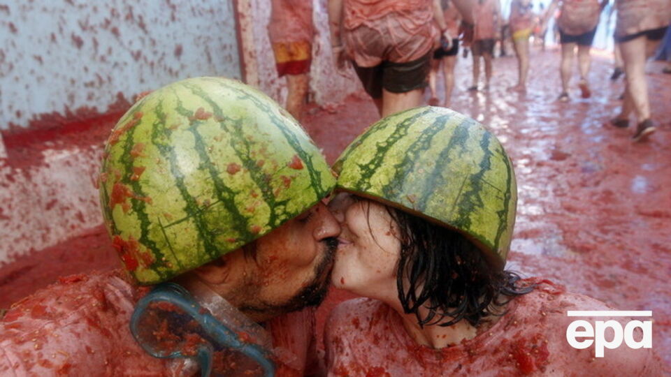 Участники фестиваля использовали около 100 тонн помидоров