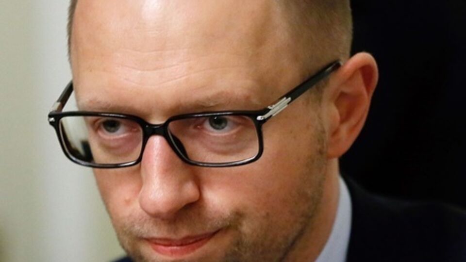 Яценюк: Цена на Brent составляет 43 доллара. Это потянуло вниз курс российской национальной валюты и привело к очень серьезным проблемам с банковской стабильностью в России