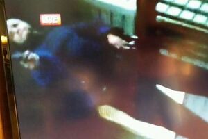 Камера сняла лицо предполагаемого преступника