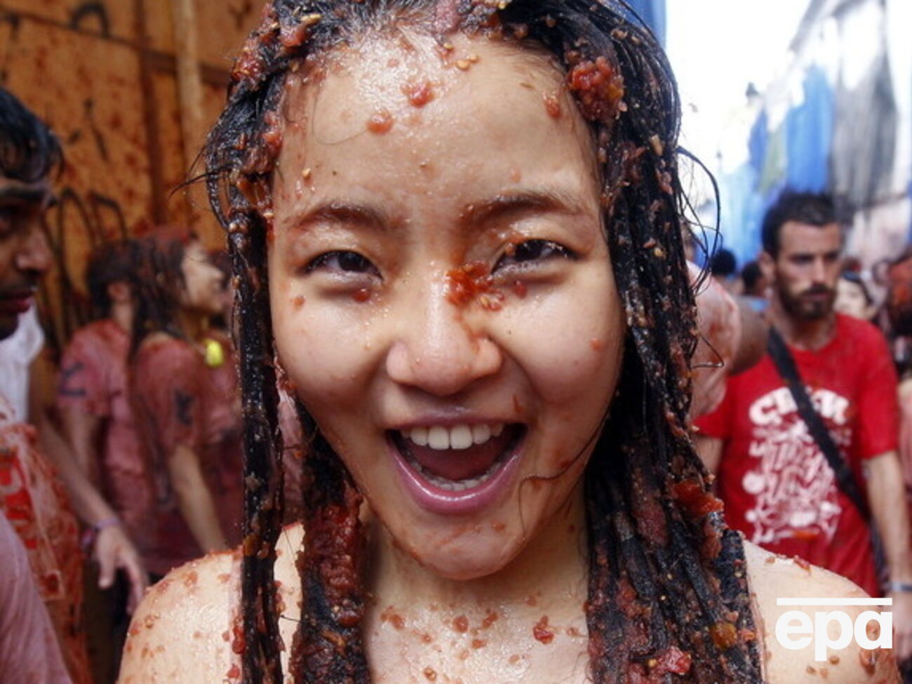 По правилам перед началом фестиваля, чтобы предотвратить травмы, помидоры должны быть раздавлены