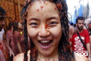 По правилам перед началом фестиваля, чтобы предотвратить травмы, помидоры должны быть раздавлены