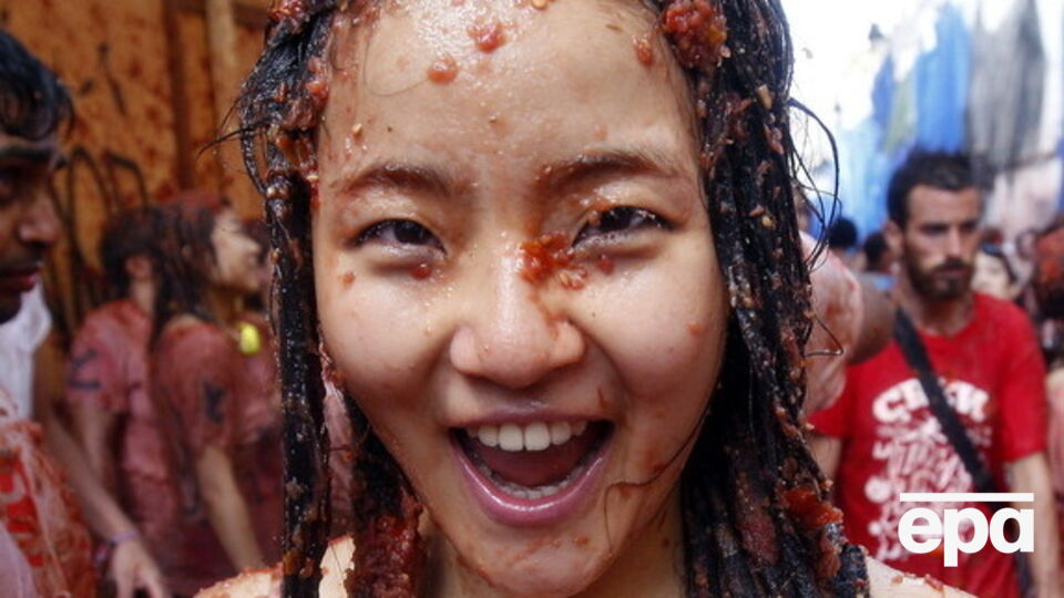 По правилам перед началом фестиваля, чтобы предотвратить травмы, помидоры должны быть раздавлены