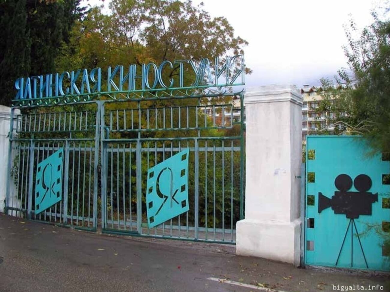 На киностудии был снят ряд культовых в СССР картин