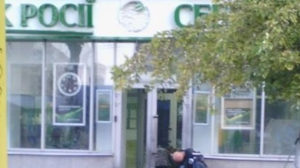 Эксперты работают на месте взрыва у отделения "Сбербанка России" на пр. Победы в Киеве