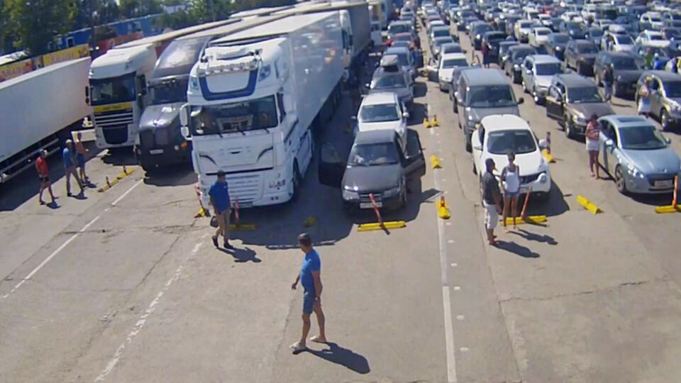 На керченской переправе скопилось большое количество автомобилей