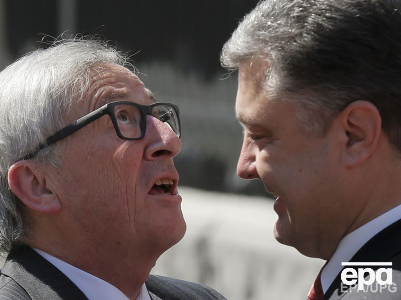 Порошенко разговаривает с Юнкером