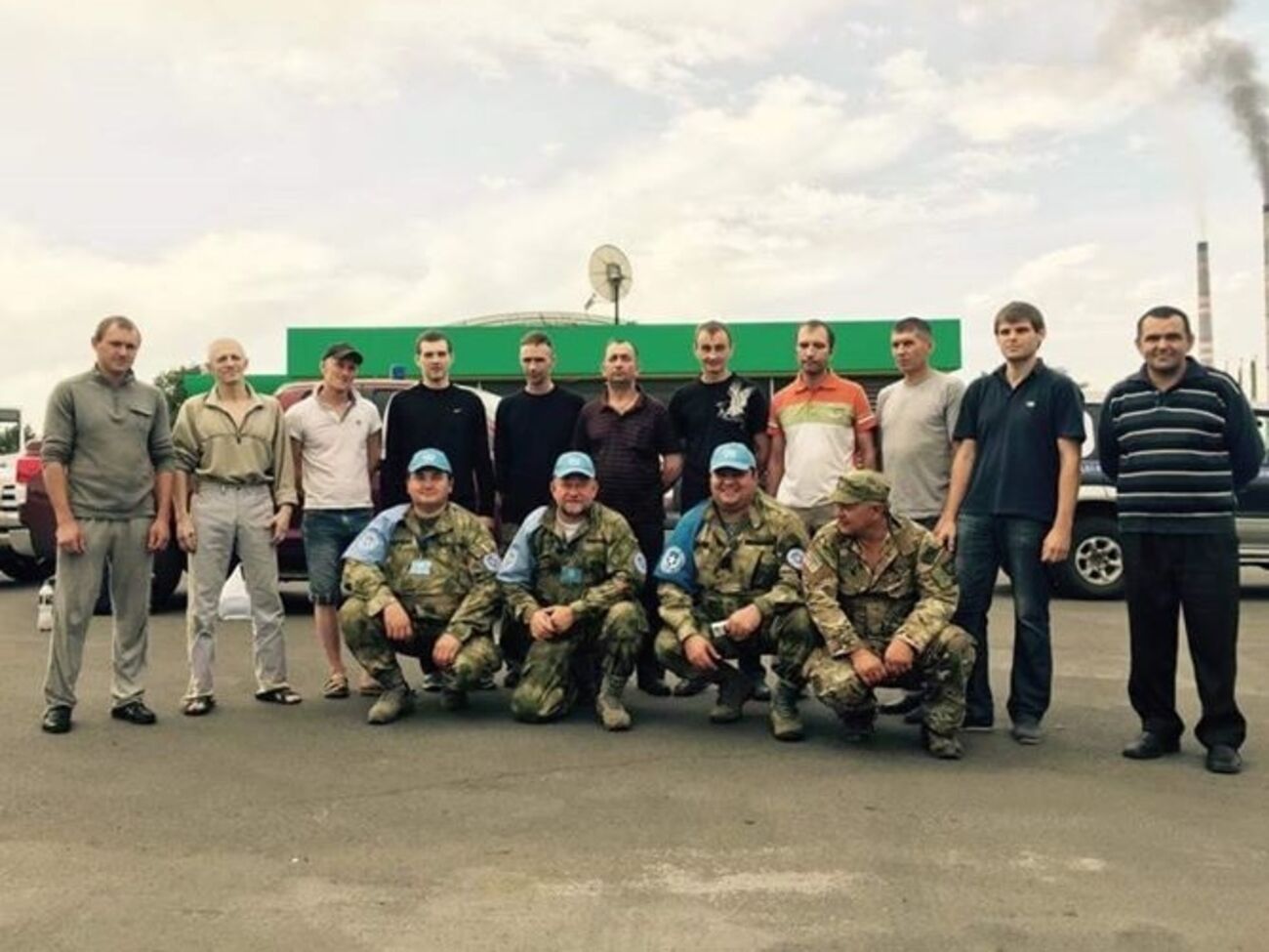 Освобожденные из плена вместе с переговорщиками и волонтерами, которые участвовали в освобождении