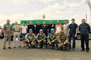 Освобожденные из плена вместе с переговорщиками и волонтерами, которые участвовали в освобождении