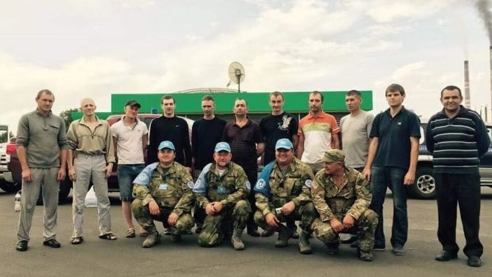 Освобожденные из плена вместе с переговорщиками и волонтерами, которые участвовали в освобождении