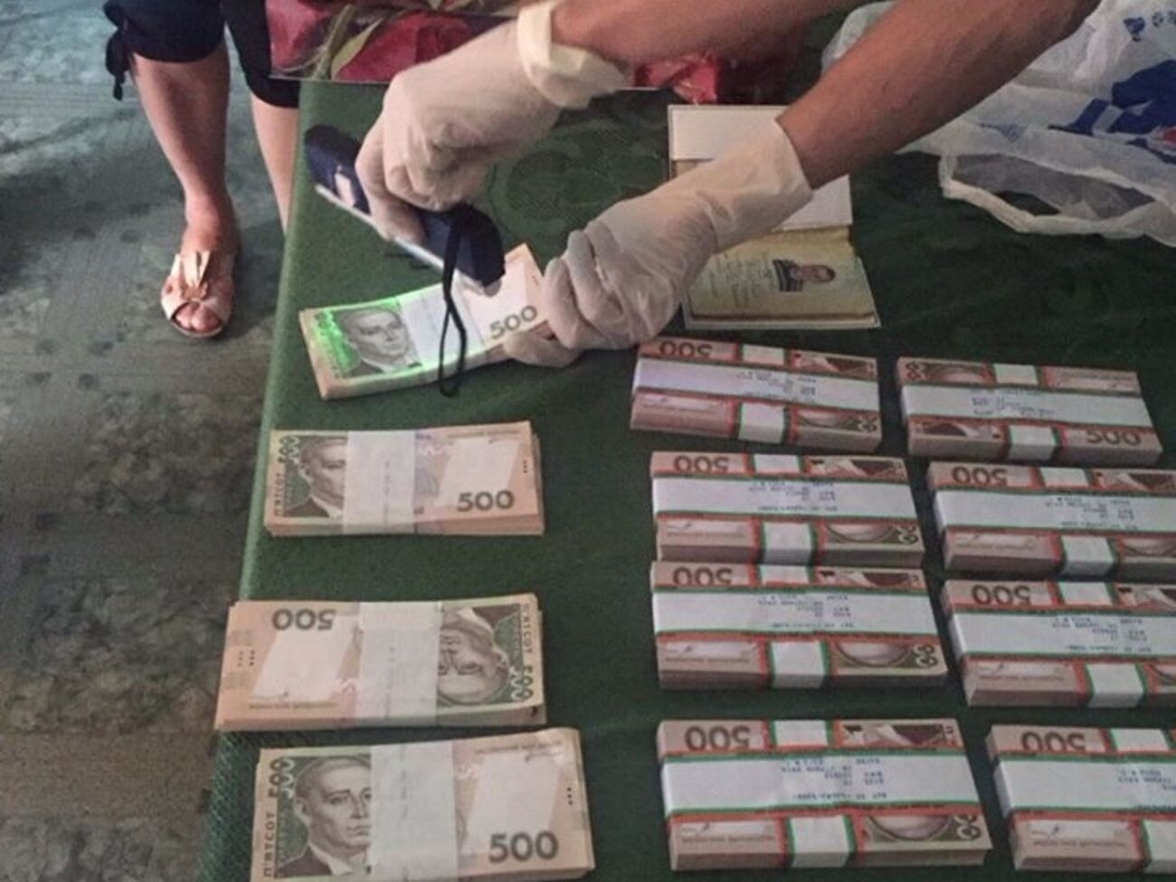 Председателя Липоводолинской РГА задержали со взяткой 700 тыс. грн