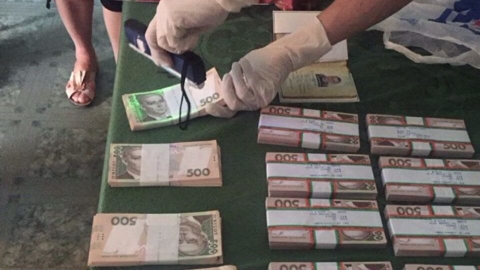 Председателя Липоводолинской РГА задержали со взяткой 700 тыс. грн