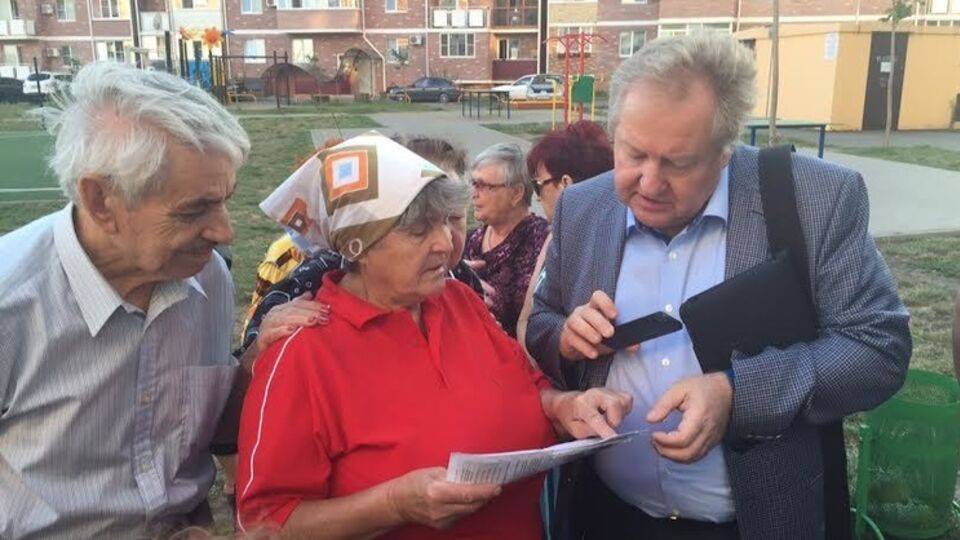 Депутату КПРФ сделали "коллаж" с избирателями