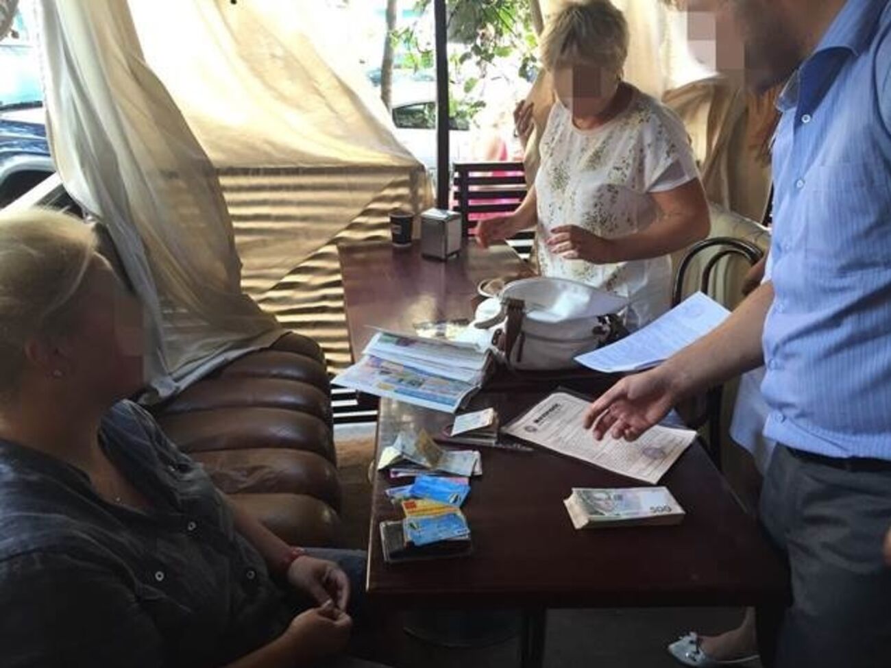 Сотрудницу Национальной академии наук Украины задержали с поличным