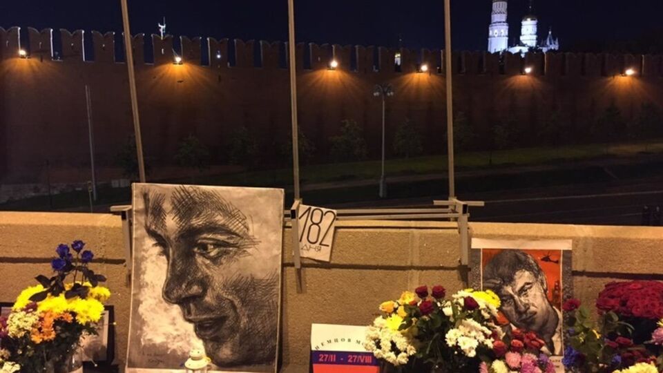 Полгода без Немцова. На место убийства политика москвичи несут цветы. Фоторепортаж