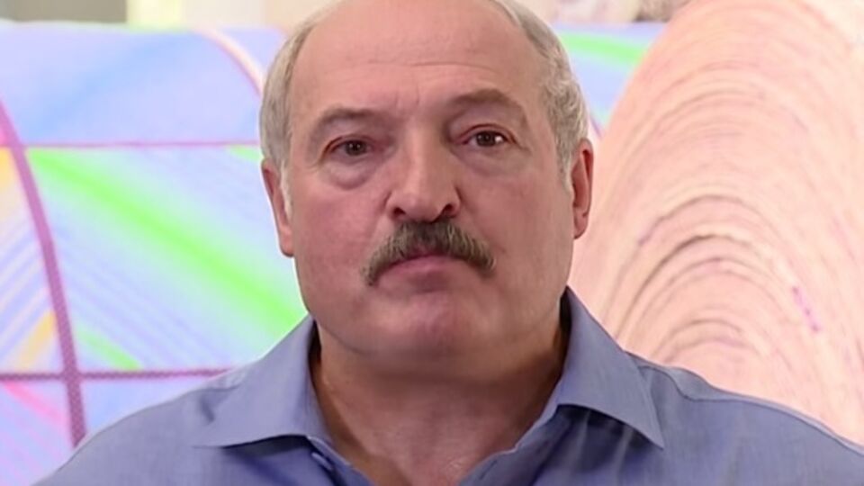 Лукашенко: Давайте уже не будем протирать эти дырки, будем ходить в белорусском, нормальном белье