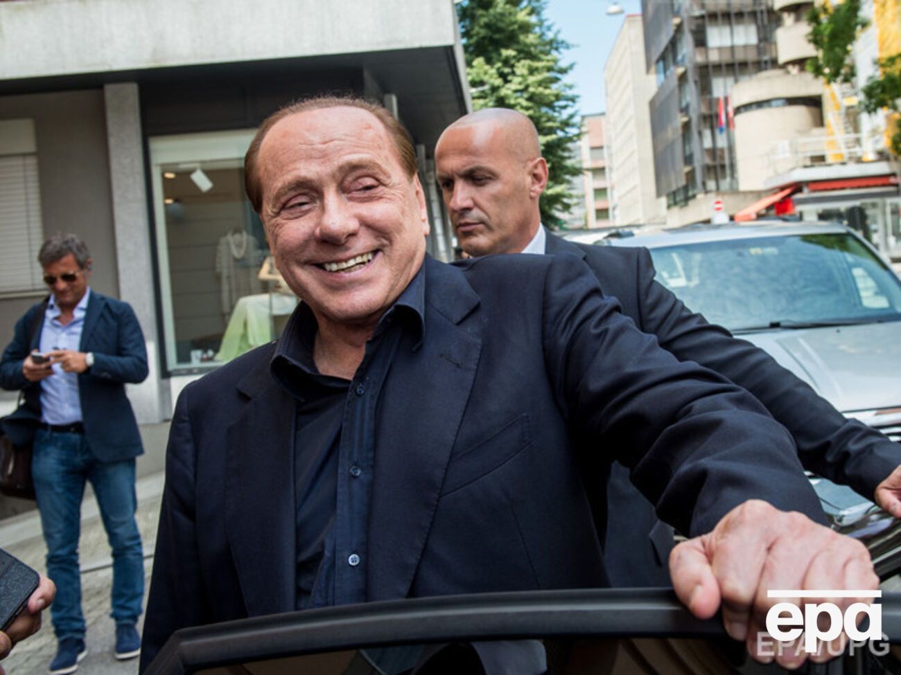 Берлускони продает 48% акций своего клуба