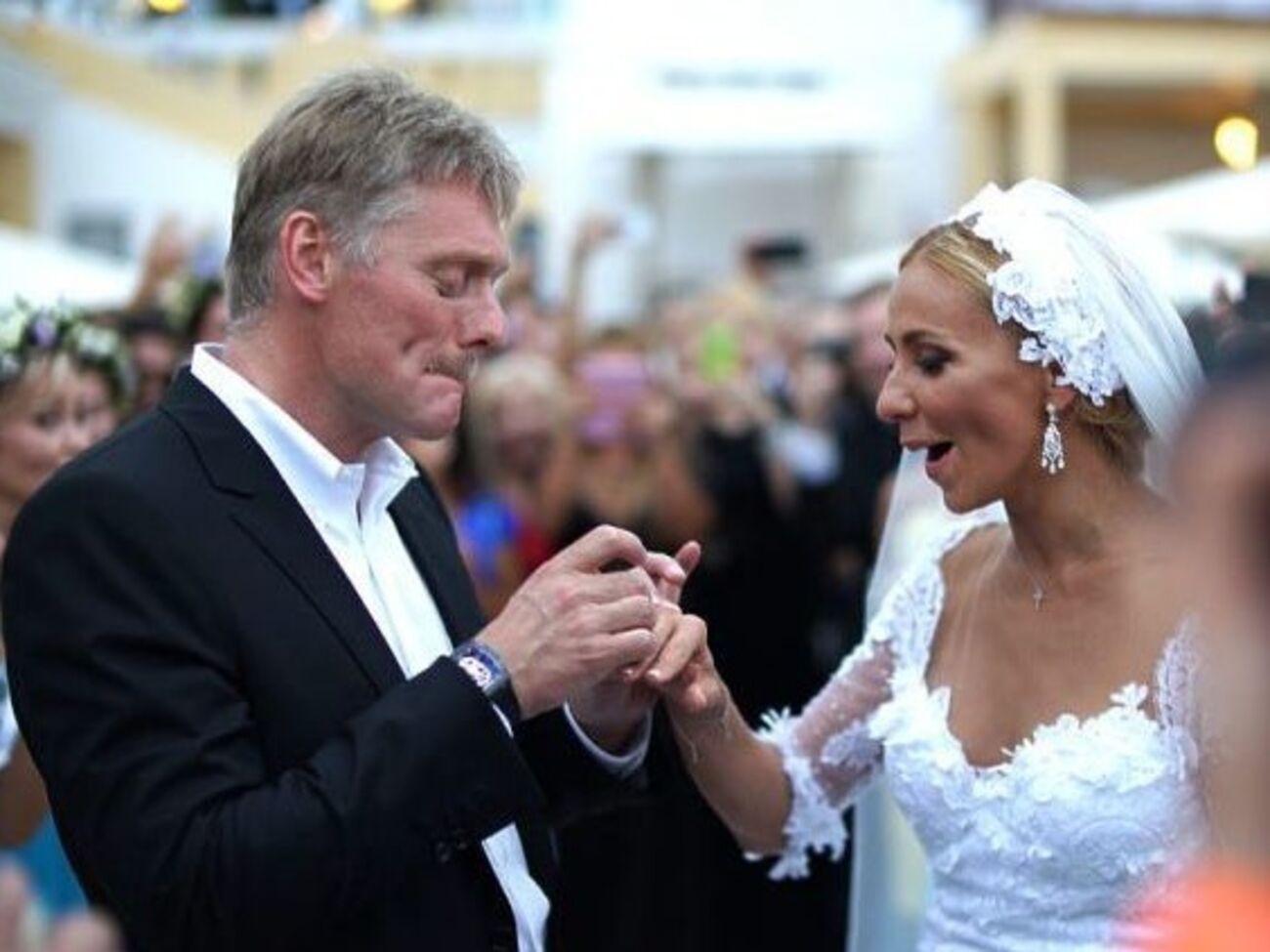 Кох:&nbsp;В реальности на свадьбу Пескова потрачено не меньше миллиона. Это взятка или нет? И если нет, то откуда у него деньги?