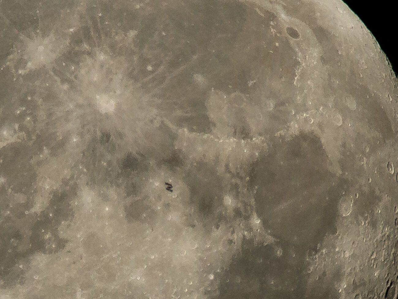 Станция едва видна на фоне Луны