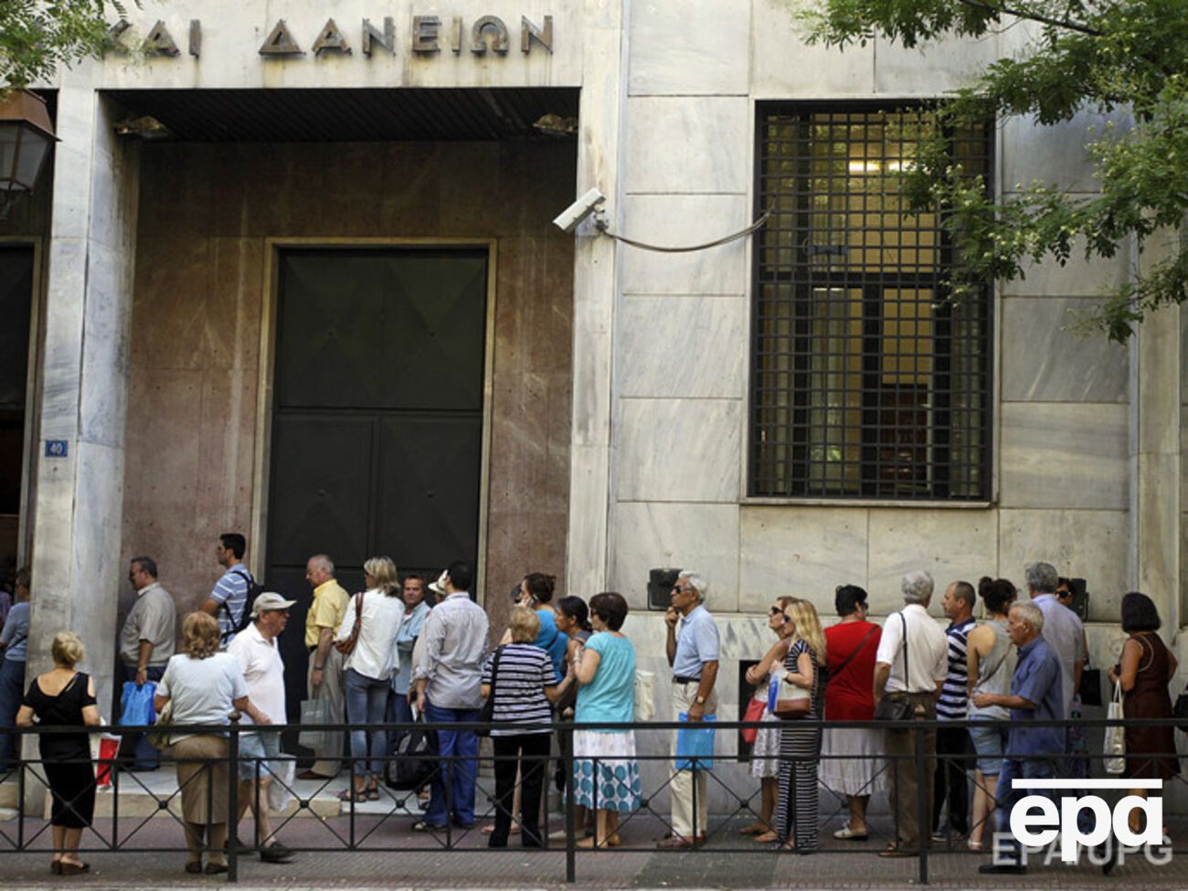 Греческая биржа открылась обвалом