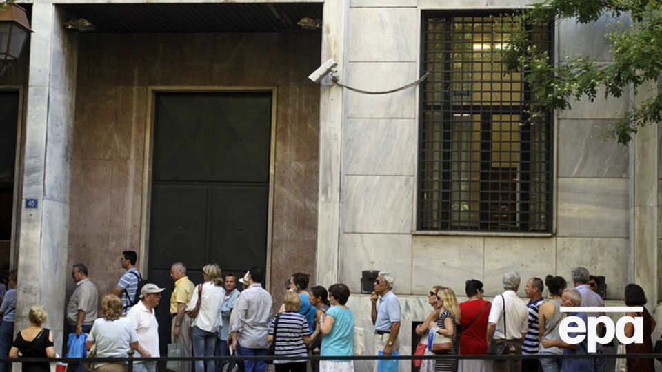 Греческая биржа открылась обвалом